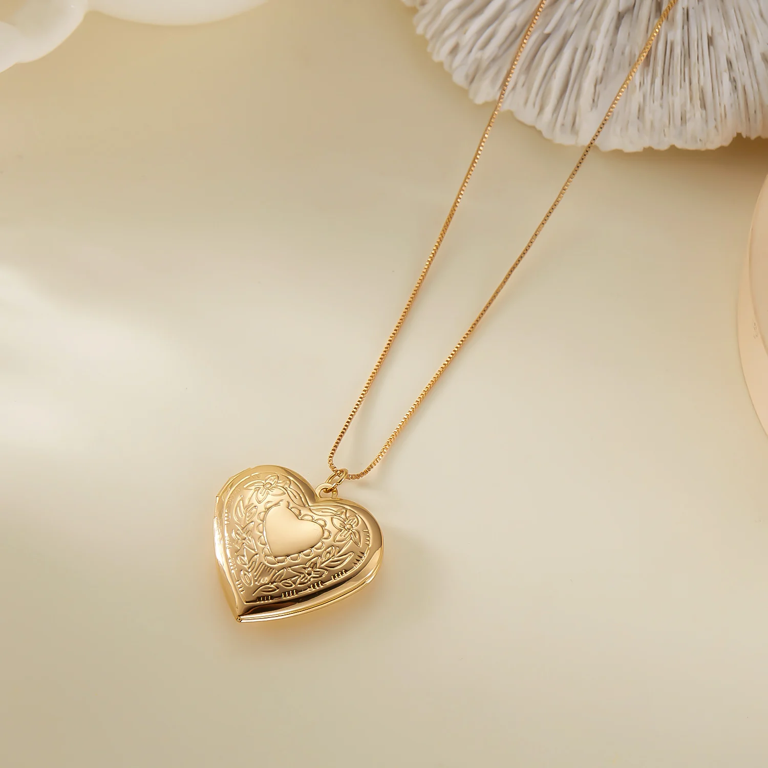 Vintage-Halskette mit geschnitztem Herz-Medaillon in Goldfarbe für Frauen, personalisierter Foto-Anhänger, romantisches, ästhetisches Valentins-Schmuckgeschenk – Detail 8