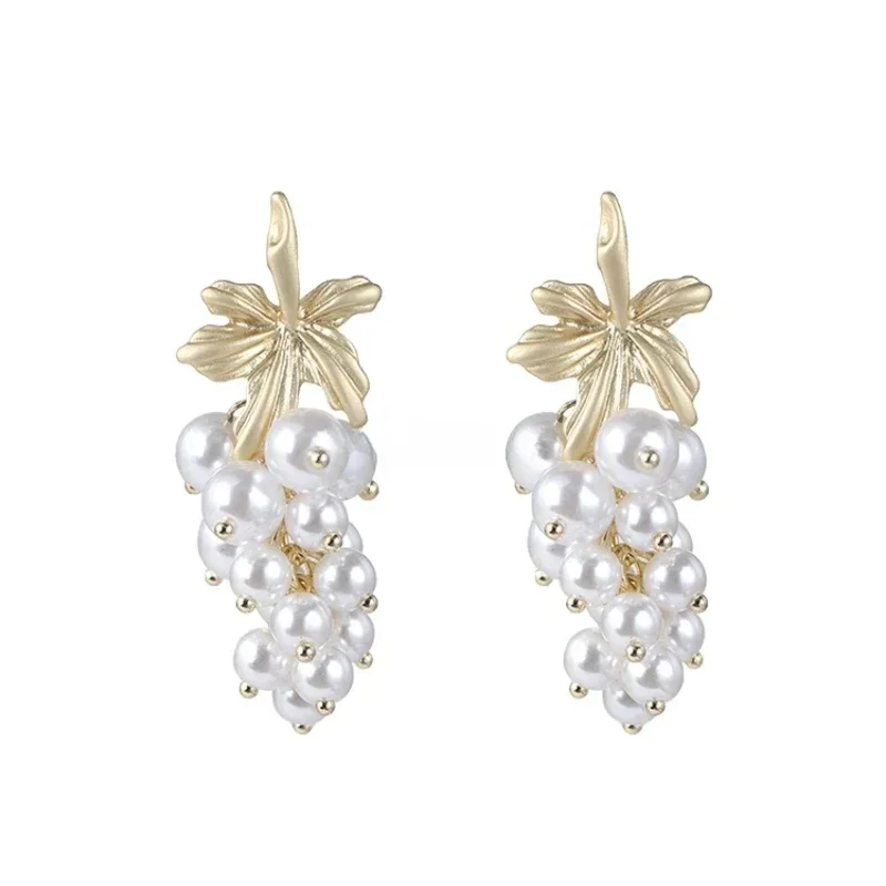 Exquisite high-end pearl grape beaded earrings women's French temperament exaggerated light luxury