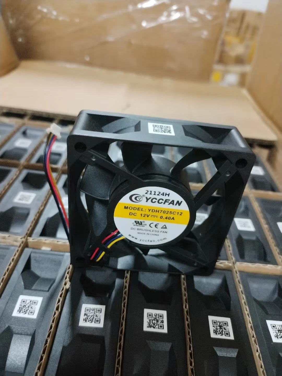 

YCCFAN YDH7025C12 DC 12V 0.40A 70x70x25mm 4-Wire Server Cooling Fan