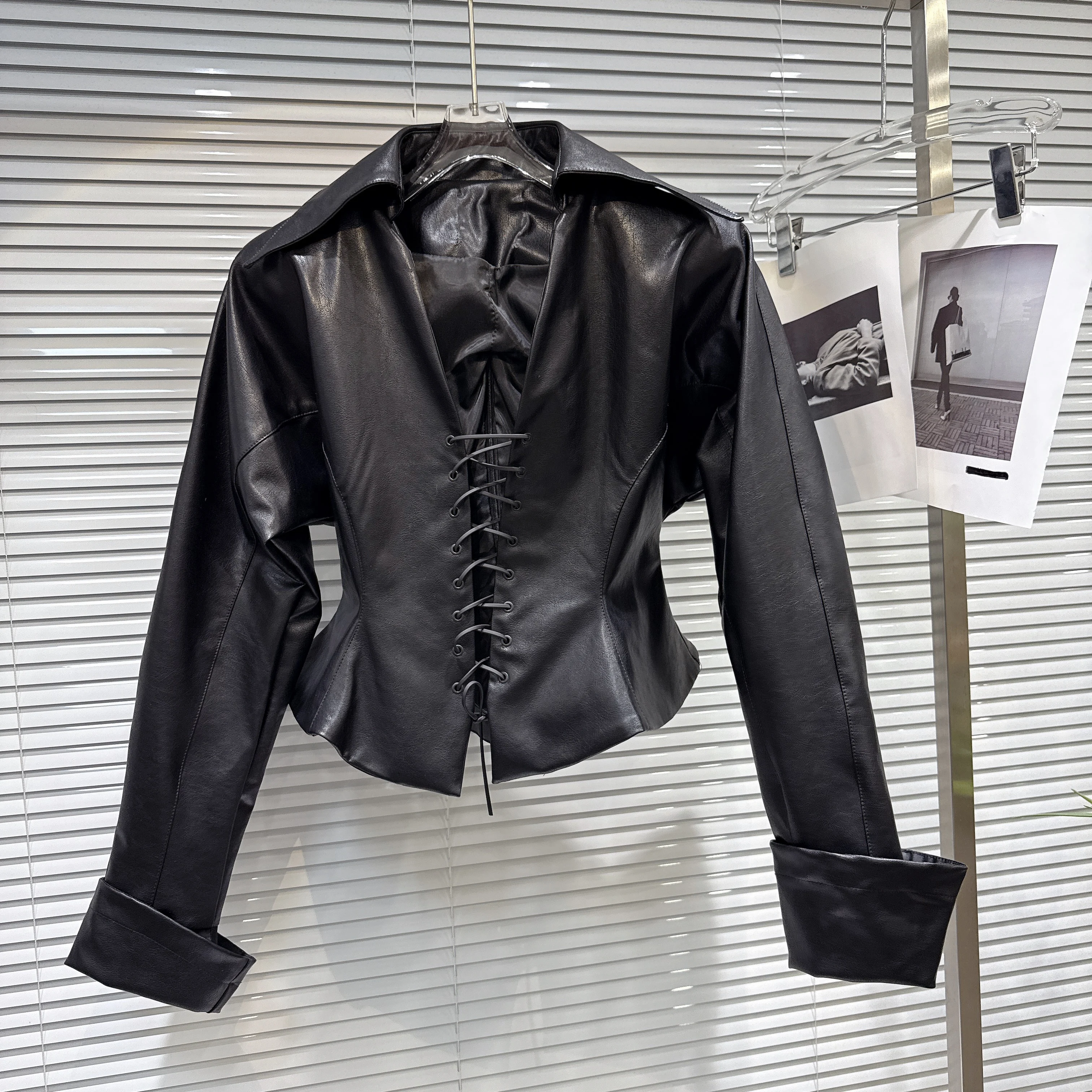 2025 شتاء جديد عصري فتاة ساخنة الخامس الرقبة بدوره إلى أسفل طوق التعادل تصميم الخصر مقصوص بولي Leather قميص سترة للسيدات