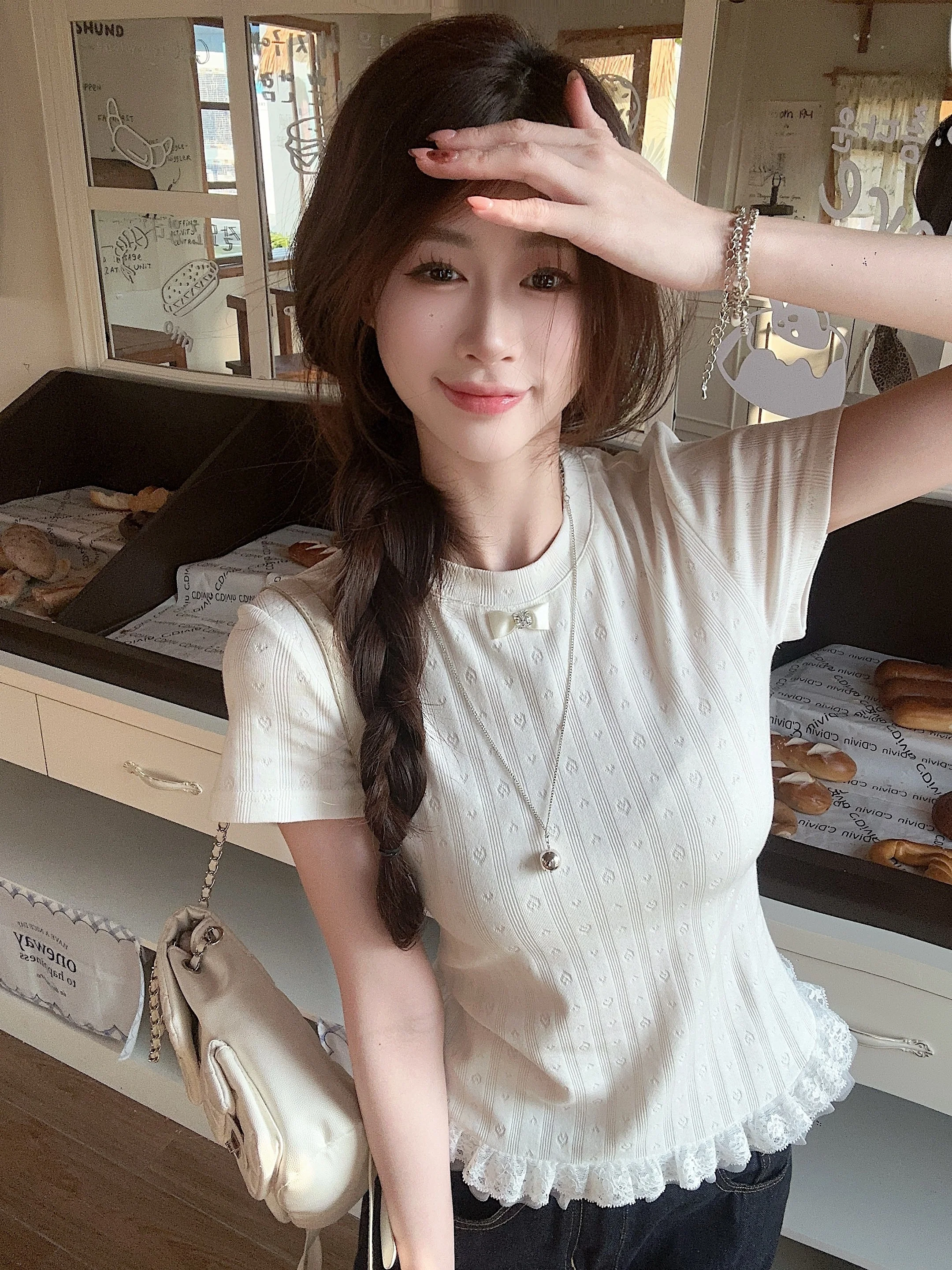 Camiseta de Verão Feminina Slim Fit com Estampa de Coração em Renda Coreana