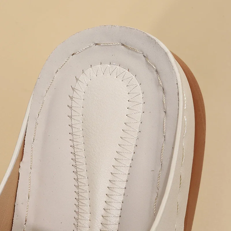 Damen Verstellbare Keilabsatz-Sandalen mit Knopfverschluss, Orthopädischer Fußgewölbestütze, Perforierte Sommer-Plateau-Flip-Flops – Detail 5