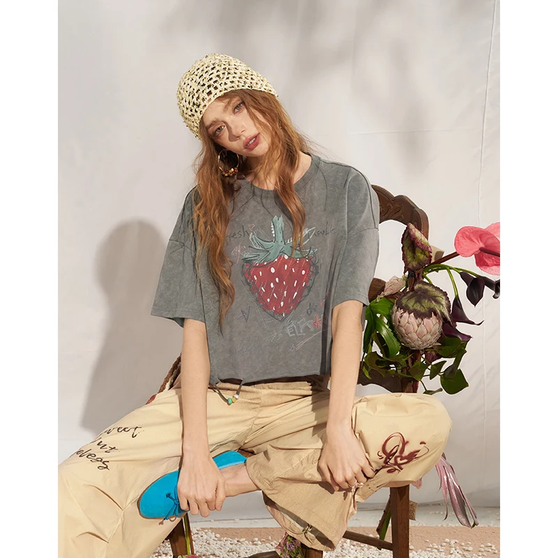 ELFSACK Women's Distressed Oversized T-Shirt with Hand Drawn Strawberry Sketch Print, Short Sleeve Raw Hem Loose Tee for Summer