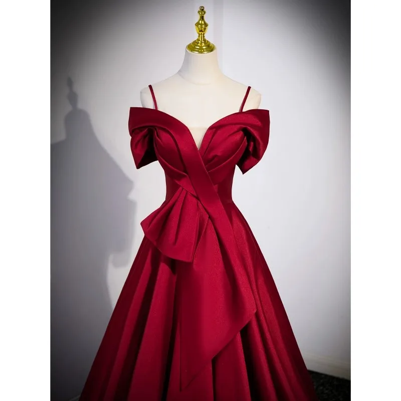 فستان حفلة موسيقية مذهل باللون العنابي - على الكتف من الساتان مع أشرطة وتفاصيل فيونكة كبيرة