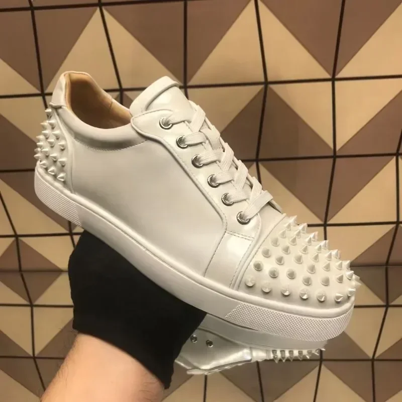 2024 Hot Luxury Low Top For Men Trainers Spiked Beige Genuine Leather Rivets Toecap Heels Flats Sneakers Driving Shoes Footwear