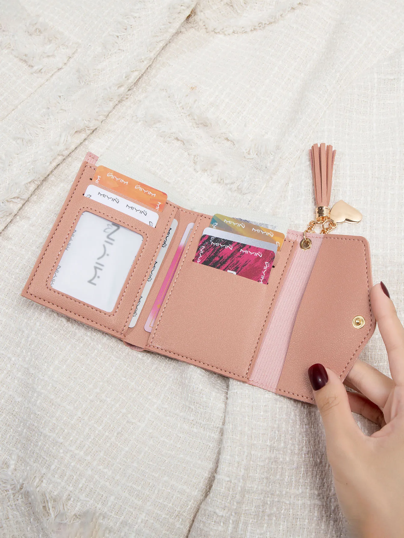 Kompakte Damen-Clutch-Geldbörse, schlankes Schwarz, tragbare Geldbörse mit goldfarbenem Druckknopfverschluss und Quastendetail, leichte Mini-Geldbörse – Detail 7