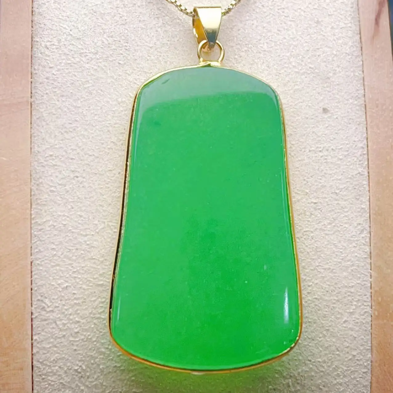 

Jadeite ice glutinous seeds are safe and sound brand pendant, ice transparent, moist, thick and full, exquisite and versatile