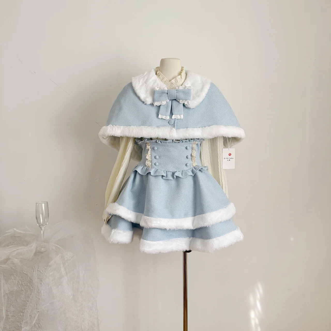 

Зимний милый милый комплект из трех предметов в стиле Лолиты, женское пальто с воротником «Питер Пэн» и бантом, однотонная рубашка с воротником-стойкой + юбка на подтяжках, шикарный комплект