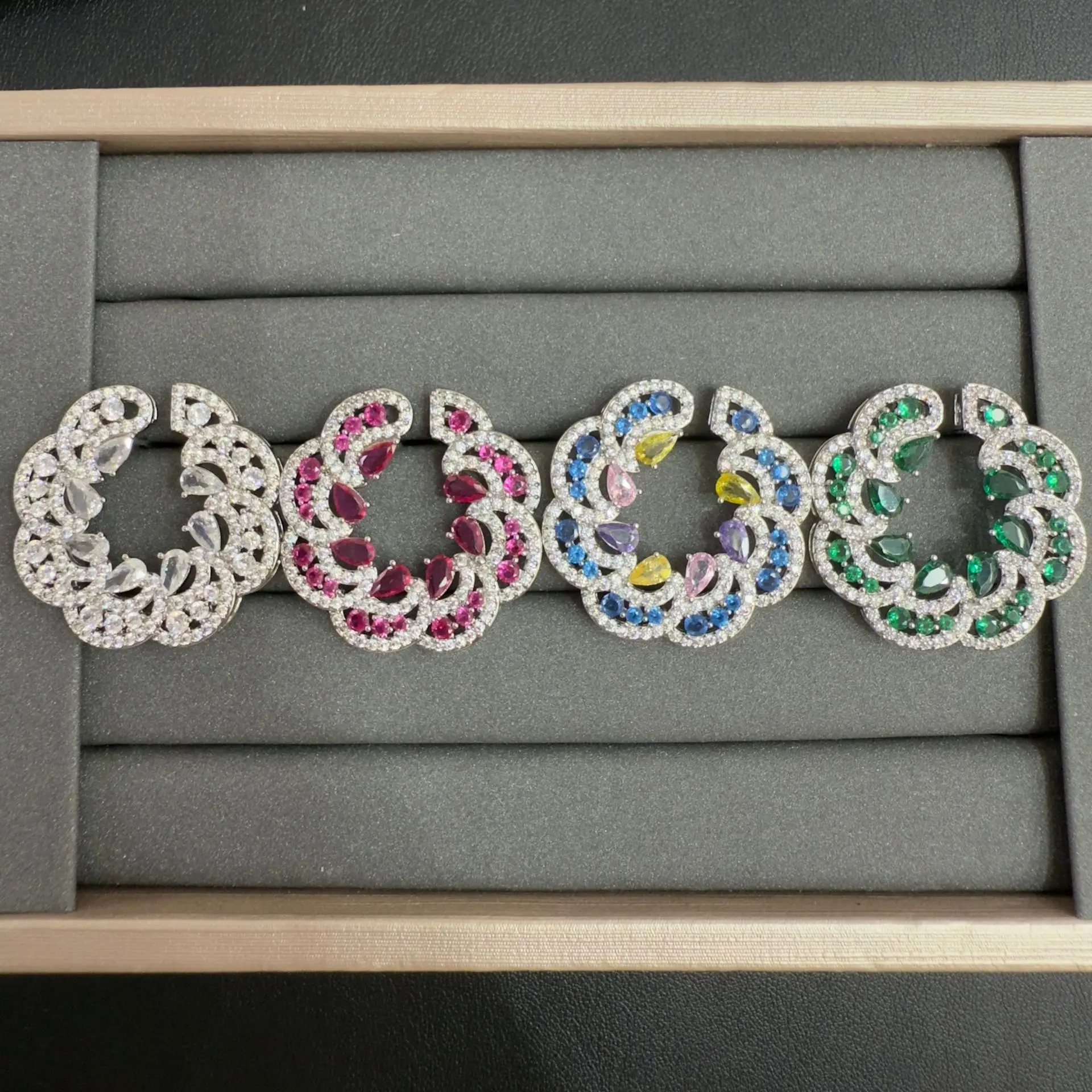 

Легкое роскошное платье в стиле люкс с микроинкрустацией цирконами, для торжественных мероприятий, с элегантными серьгами.