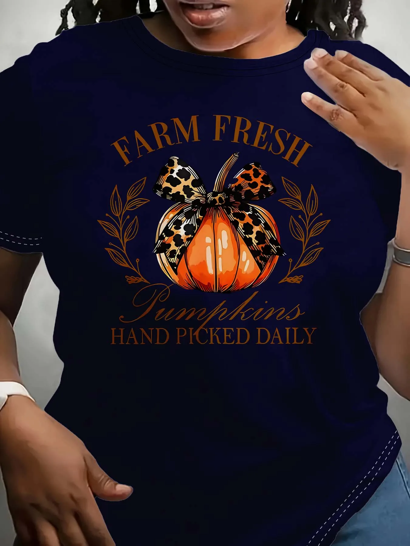 Motivo di zucca fresca da fattoria elegante di grandi dimensioni con abbigliamento di eleganza quotidiana raccolto a mano