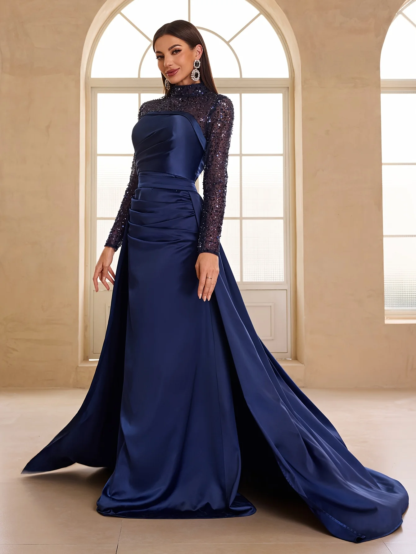 Vestido de noite elegante com gola alta 2025, vestido feminino de cetim azul marinho com mangas frisadas e cauda para festa de luxo personalizado