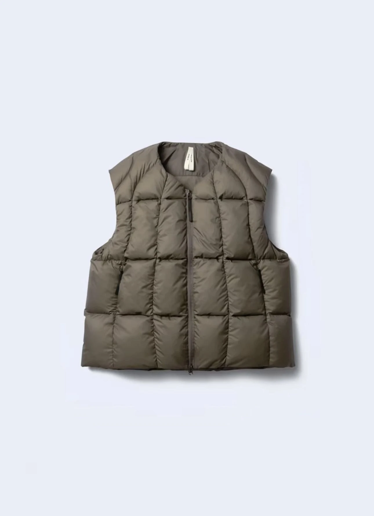 

GwIn 0 series 25ss three-dimensional tailoring winter loose collarless down vest