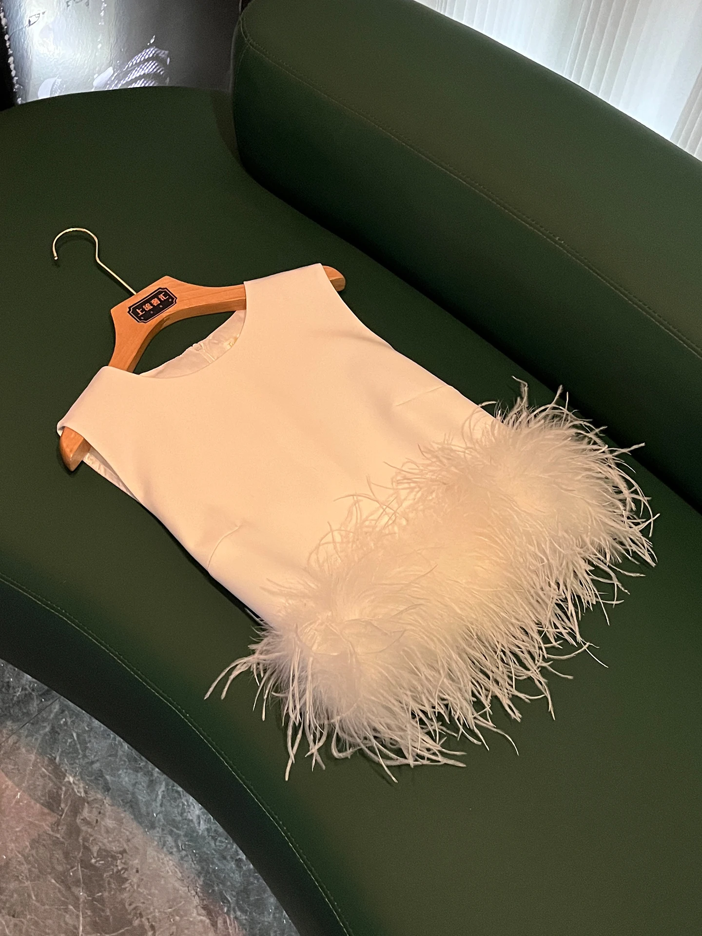 Fall 2026 Women's Zipper Feather Splicing Vest Commute Style Sleeveless round Neck High-End Feeling P394 Fashion Design