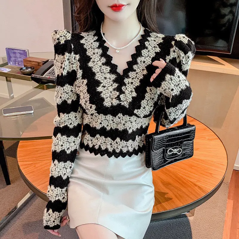 Lace Long Sleeved Top for Women in 2024 Chinese New Year V-neck Fashionable and Stylish with Bubble Sleeves as the Base Layer