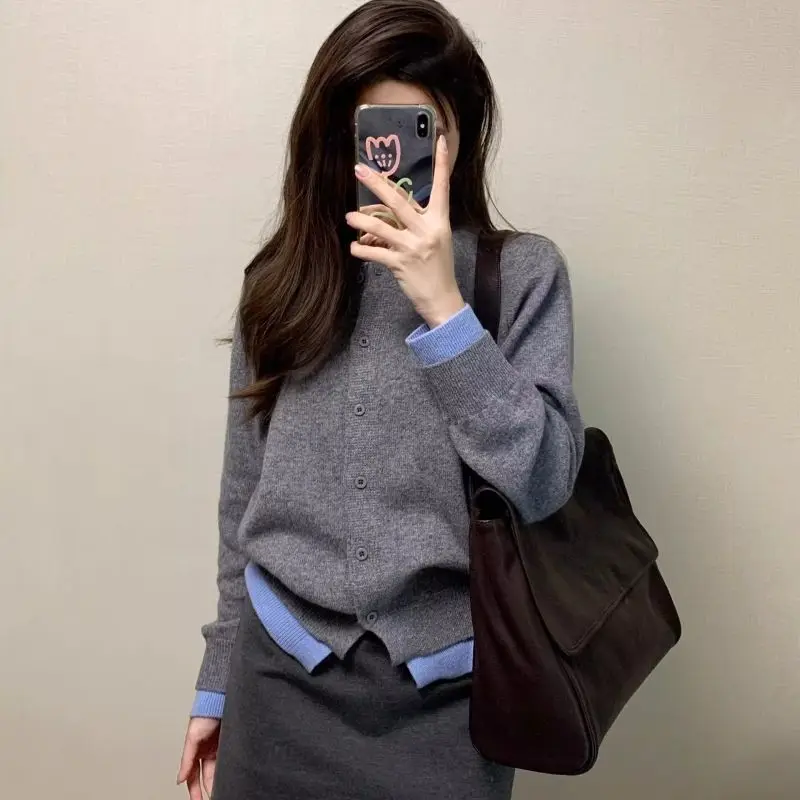 Maglione da donna Maglione lavorato a maglia morbido grigio Autunno Inverno Nuova moda Splicing Colore Girocollo Versatile cardigan monopetto