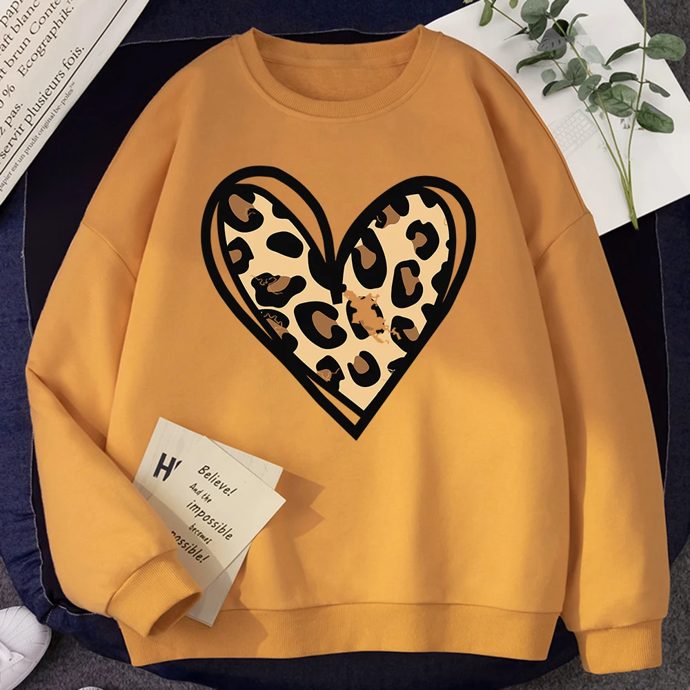 Winter Harajuku Woman Sweatshirt Incomplete Leopard Print Heart Printing Hoody Warm Crewneck Pullover Comfortable Fleece Tops