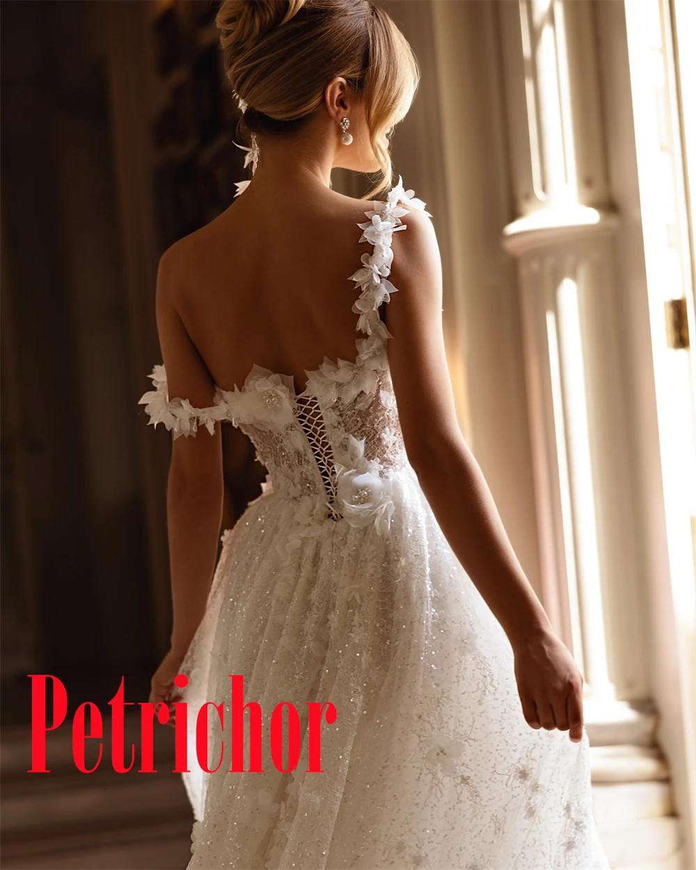 Robe de mariée personnalisée sans bretelles, fleurs de haute qualité, bretelles Spaghetti, sans manches, traîne chapelle exquise, dos nu