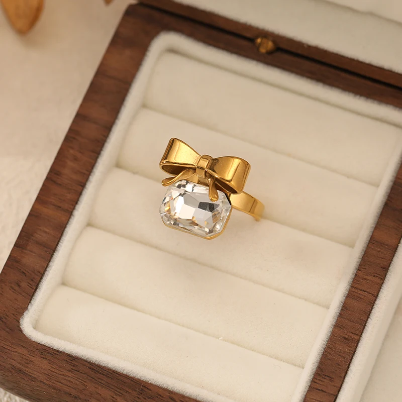 EILIECK Goldener Edelstahl-Schmuckset mit Schleife und Funkelnden Kristallen: Halskette, Armreif, Ohrringe, Ring - Trendiger Schmuck für Frauen als Geschenk – Detail 15