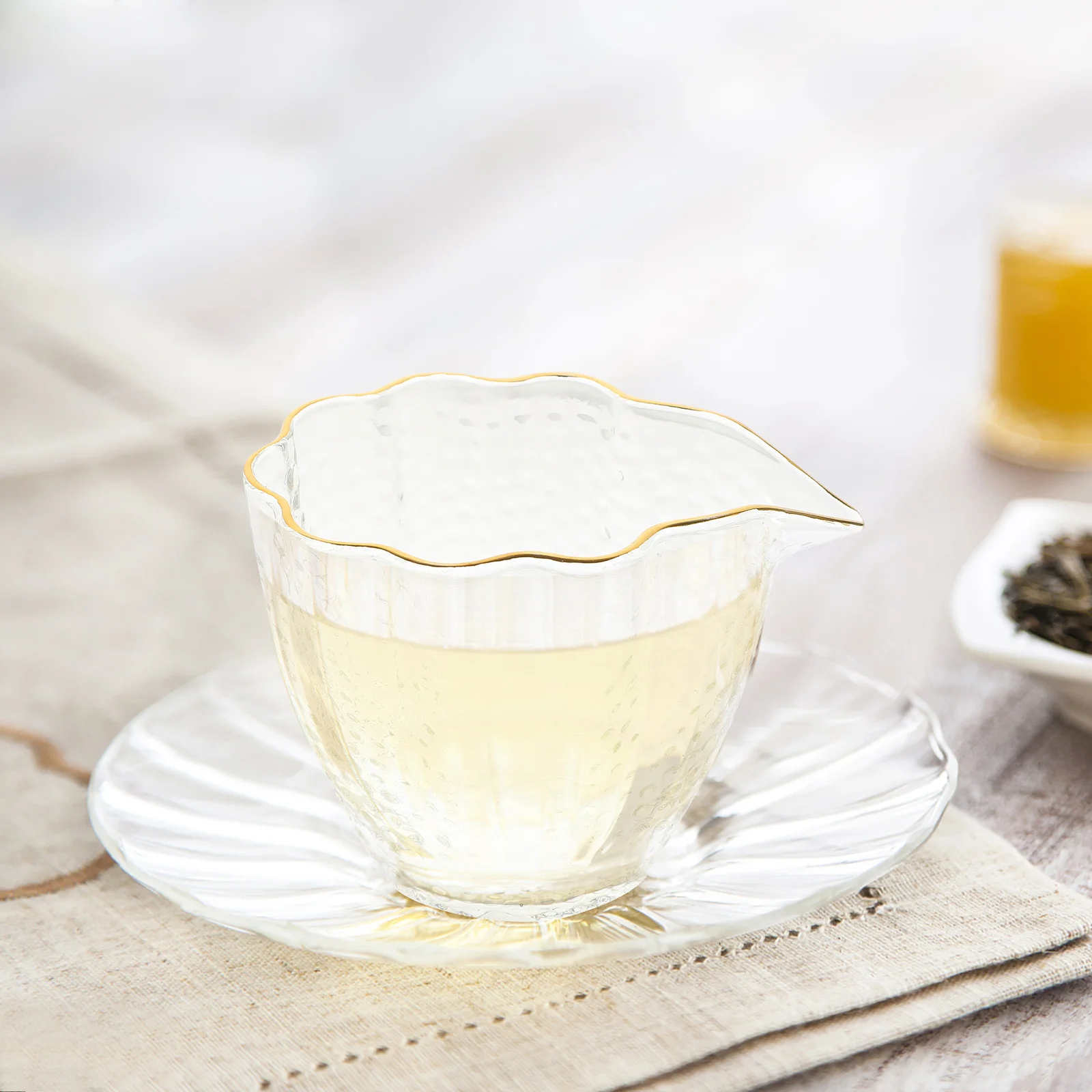 

Tea Dispenser Cup Glass Hammered Pattern Elegant Clear Tea Separation Cup Multi-Function Reusable for Daily Use and Gifting