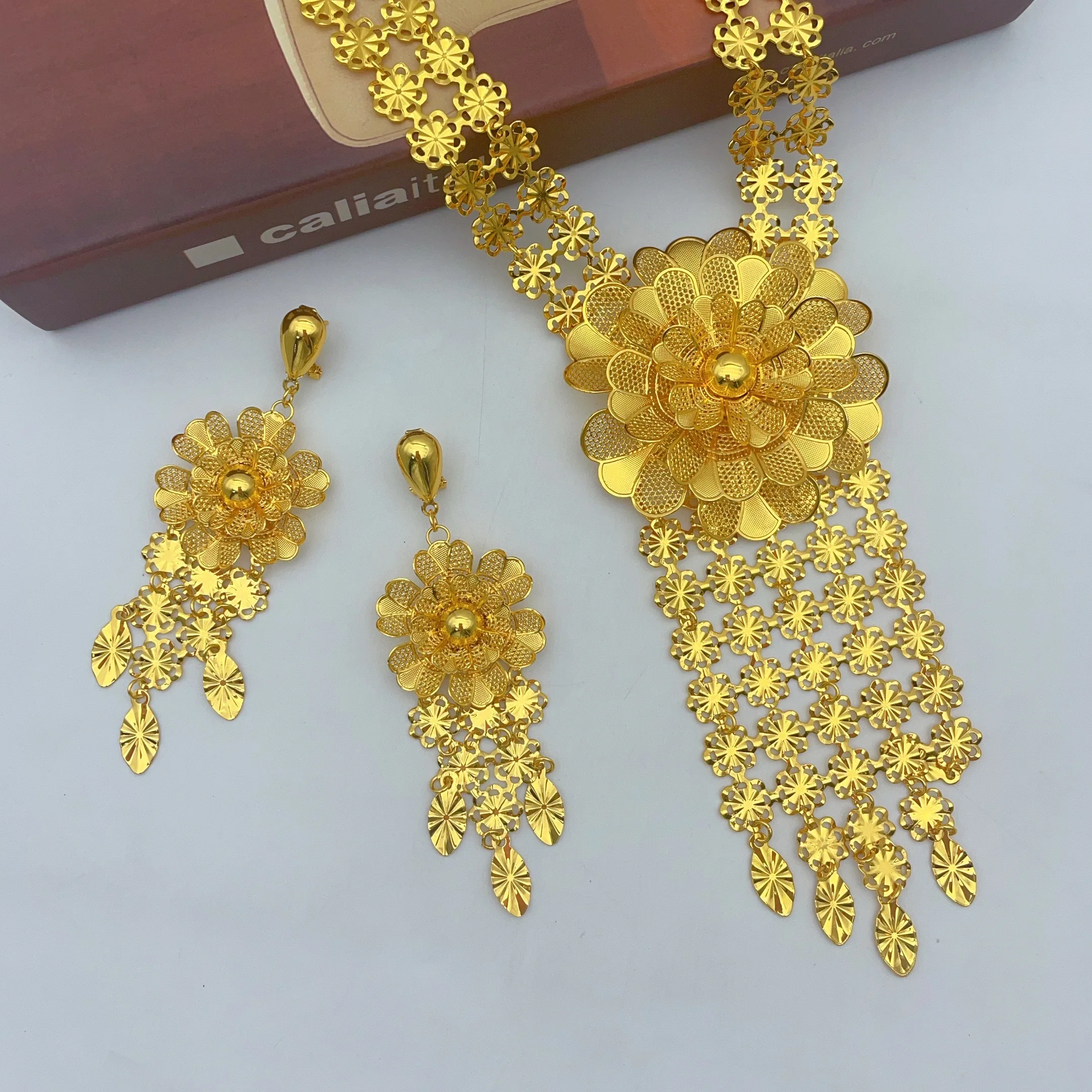 Luxuriöse indische lange Blumen-Halsketten- und Ohrring-Sets für Bräute, äthiopischer Dubai 24k Goldfarben-Schmuck, Ohrringe, Bankettgeschenke – Detail 5