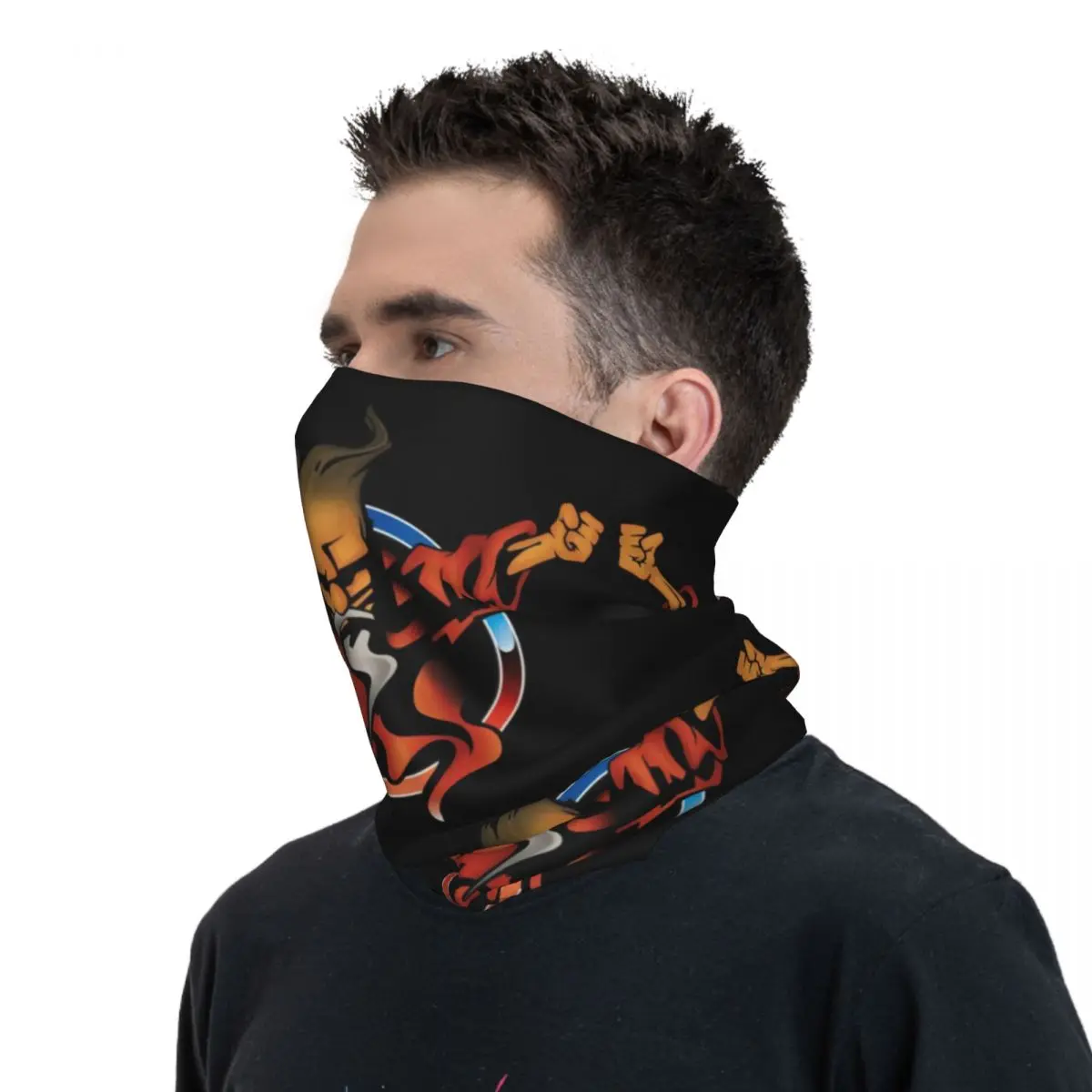 L'homme étendait les bras. Foulard en polyester pour le cou et le visage, écharpe de la présidence, masque facial