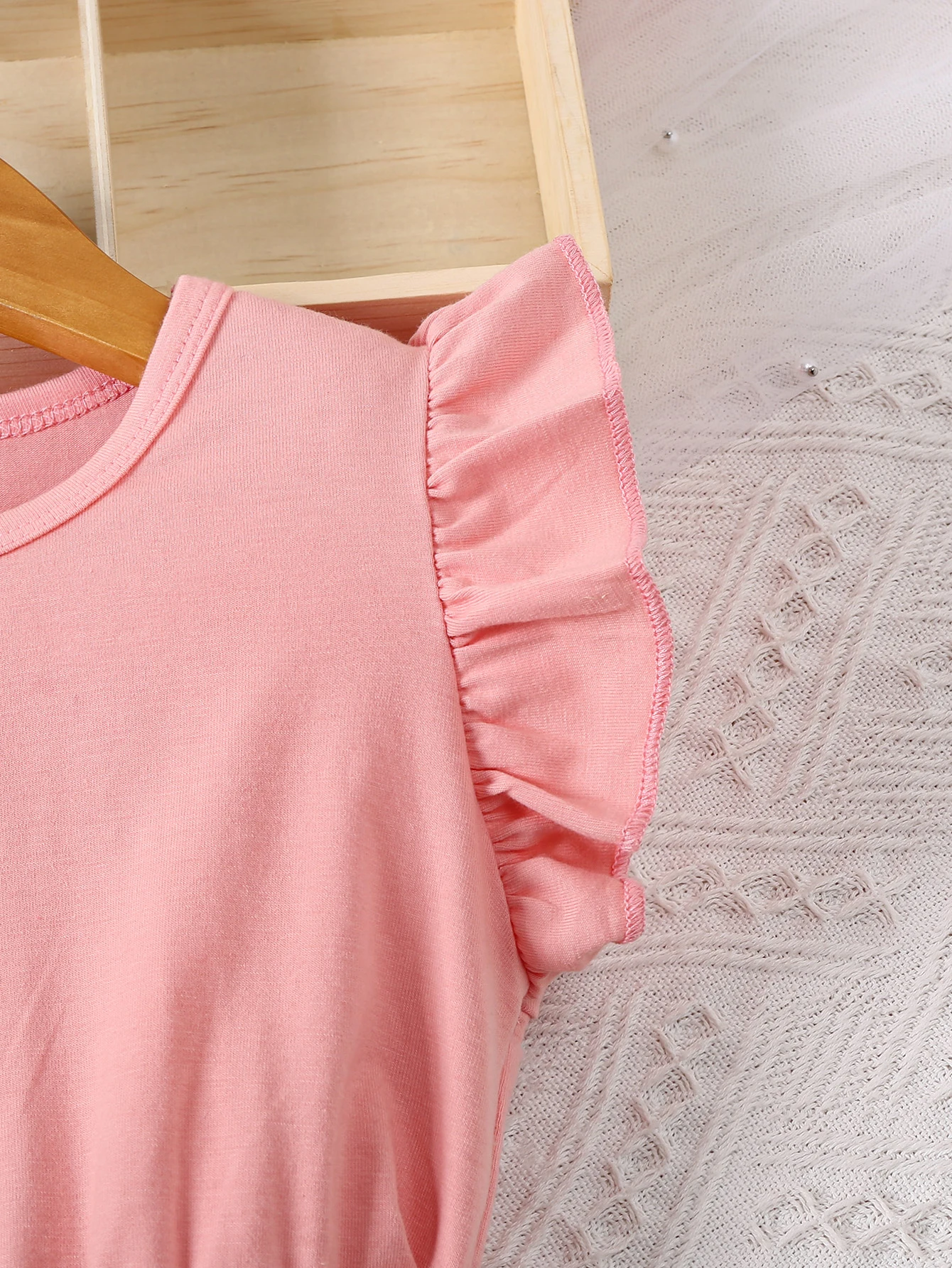 Mädchen-Freizeitkleid mit Romantischem Blumenmuster, Kleinen Flügelärmeln, Gerüschten Kanten, Taillenbetonung und Gürtel für den Sommer – Detail 5