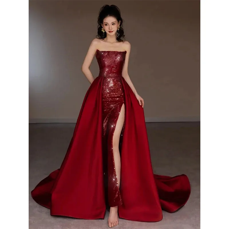 Abito da tostatura, sensazione di fascia alta della sposa, abito da sposa senza spalline, abito con paillettes rosse, banchetto di fascia alta dell'ospite, gonna lunga con strascico