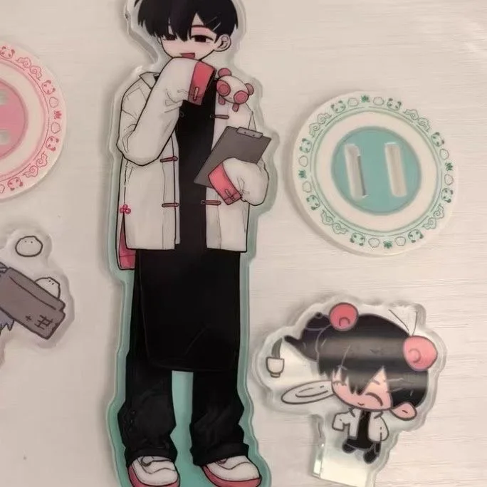 외계인 무대 타일 이반 루카 수아 미지 이비티 코스프레 서서, 친구들에게 선물을 주고, 수제 수수를 드립니다