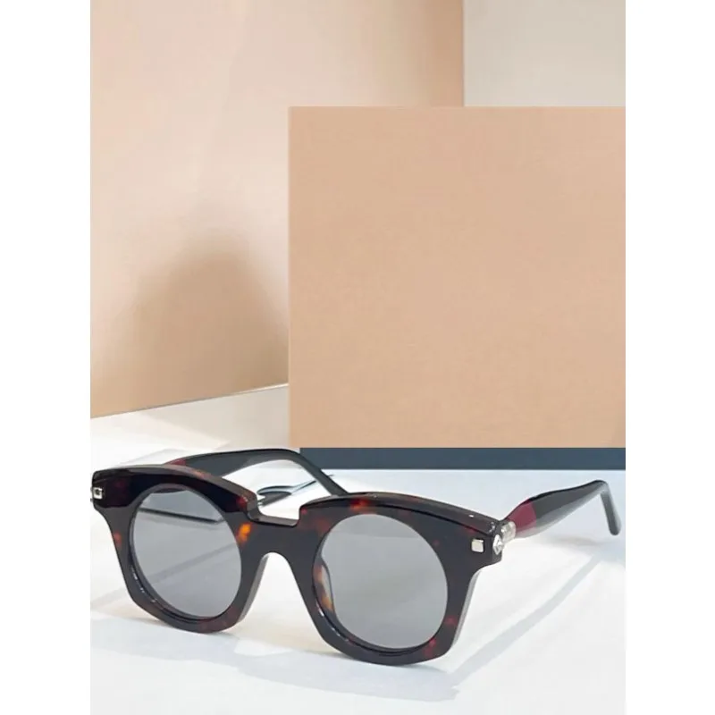 

The New Fashionable Sunglasses Are of High Quality and Texture Versatile and Cool with Large Frame Panels for Sun Protection