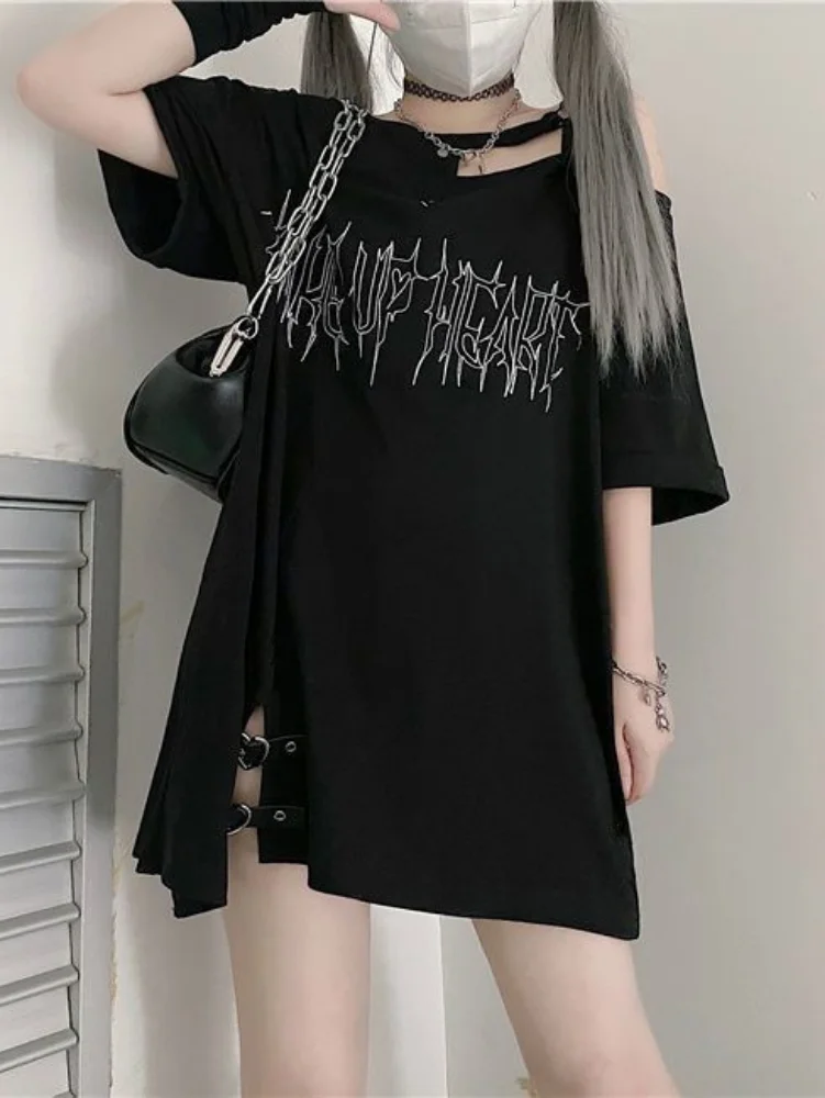 QWEEK Y2k gotik Harajuku T shirt kadın Dark koyu Grunge Streetwear mektup kapalı omuz Tshirt siyah Tops2023 yaz moda