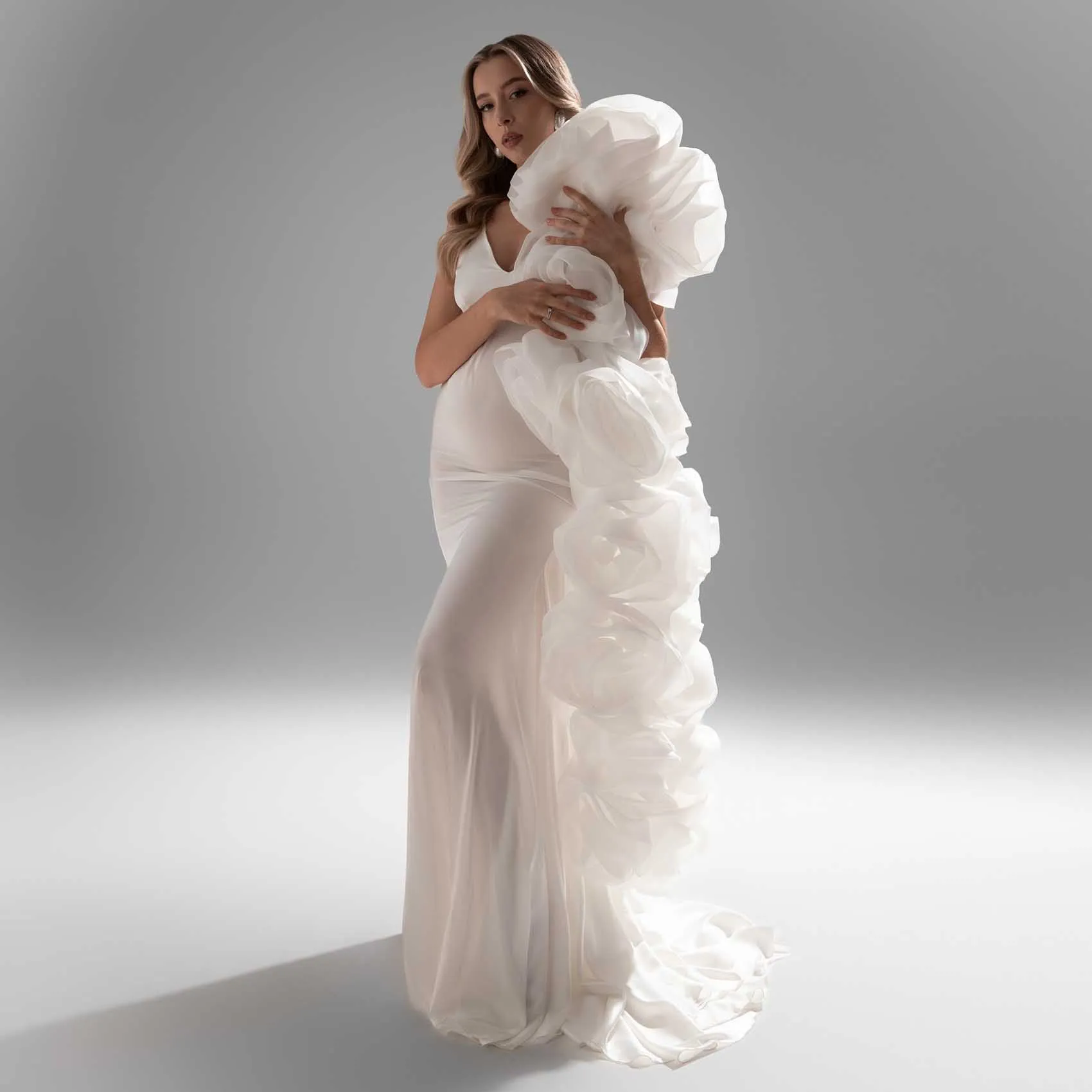 Deslumbrantes Vestidos Brancos para Ensaio Fotográfico de Gestantes com Capa de Rosas 2 Peças Vestido para Gestantes com Flores 2026