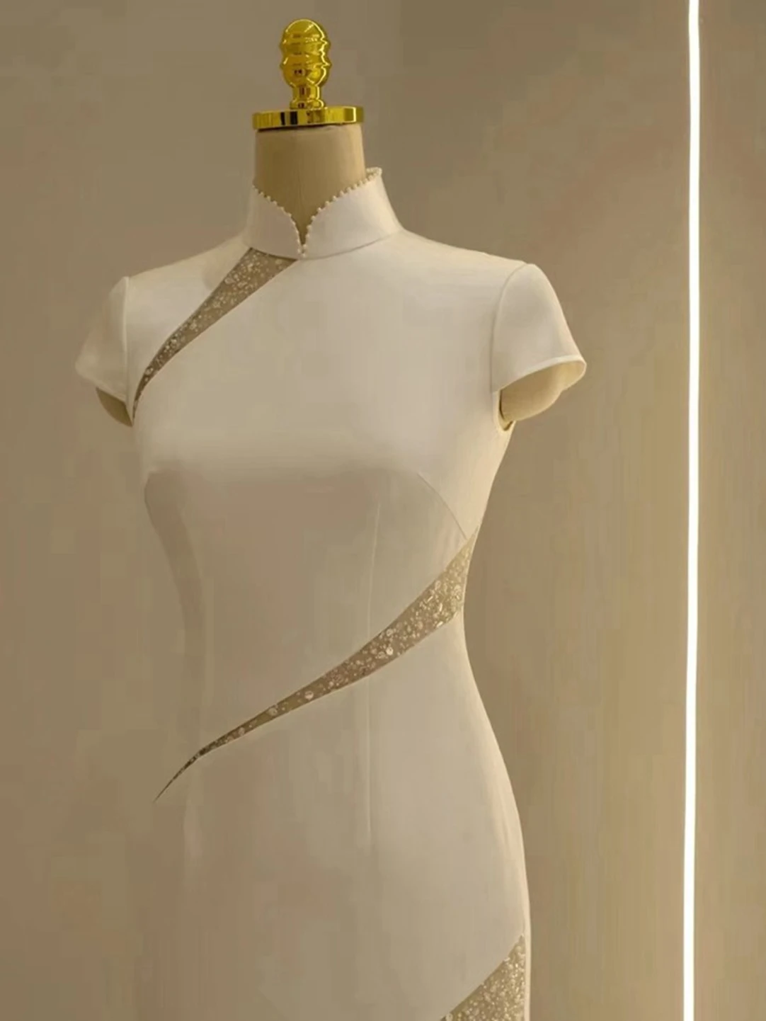 エレホワイトレースホローアウトドレレトロチャイニーズスリーブリッチガールファッションデザインシンプルカラーロングスリーブドレス