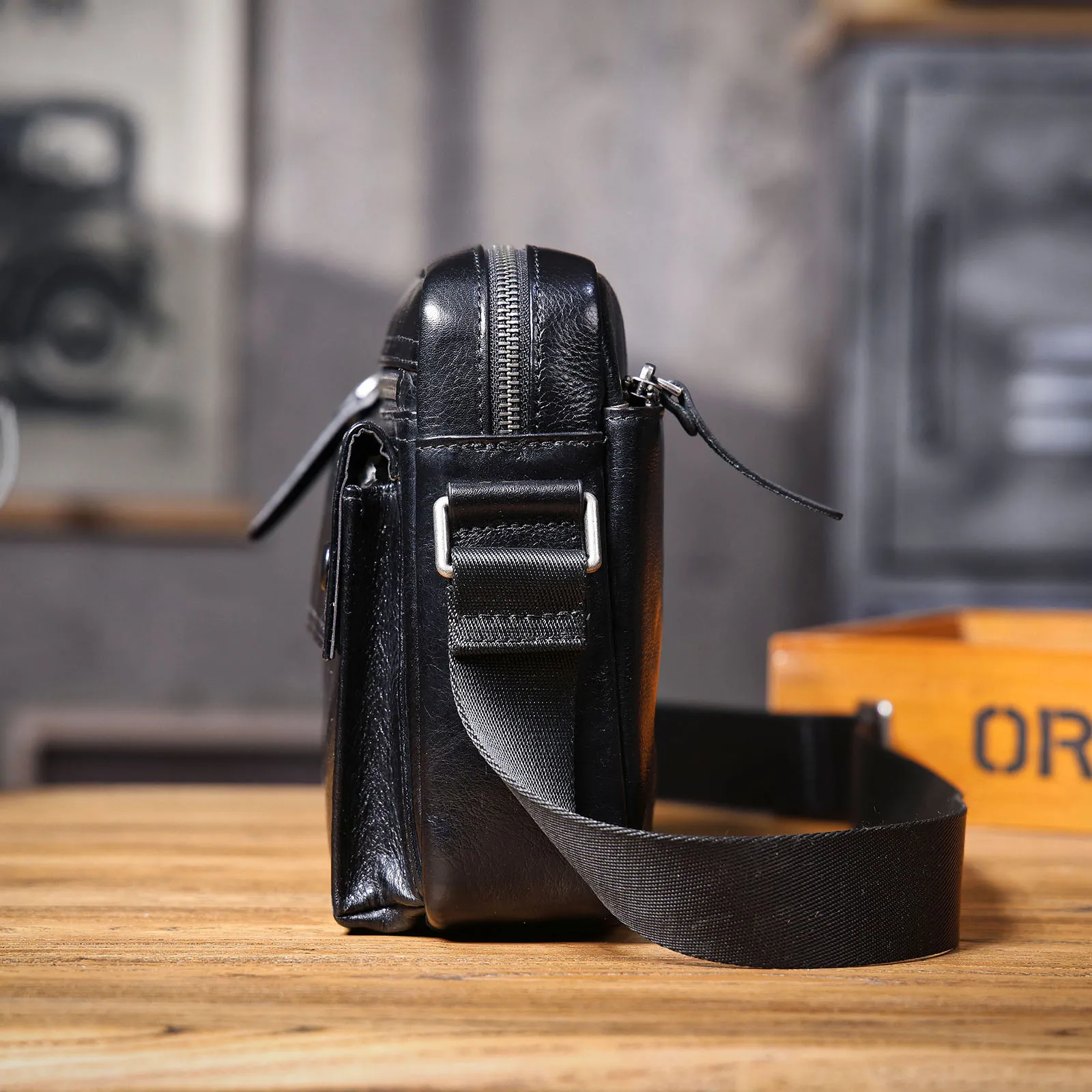 Echte Leder-Brusttasche für Herren, Casual-Umhängetasche aus Rindsleder, Modische Handyhülle, Pflanzlich gegerbtes, gerafftes Leder – Detail 9