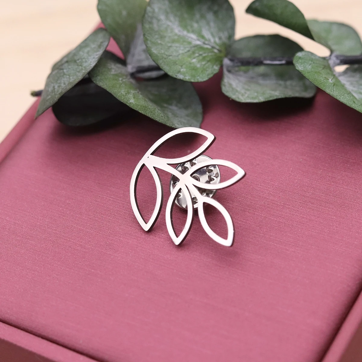 1PC Hollow Five‑Leaf Sprout Brooch Stainless Steel Men Women Suit Lapel Pin Badge Business Backpack Gifts Jewelry Accessories