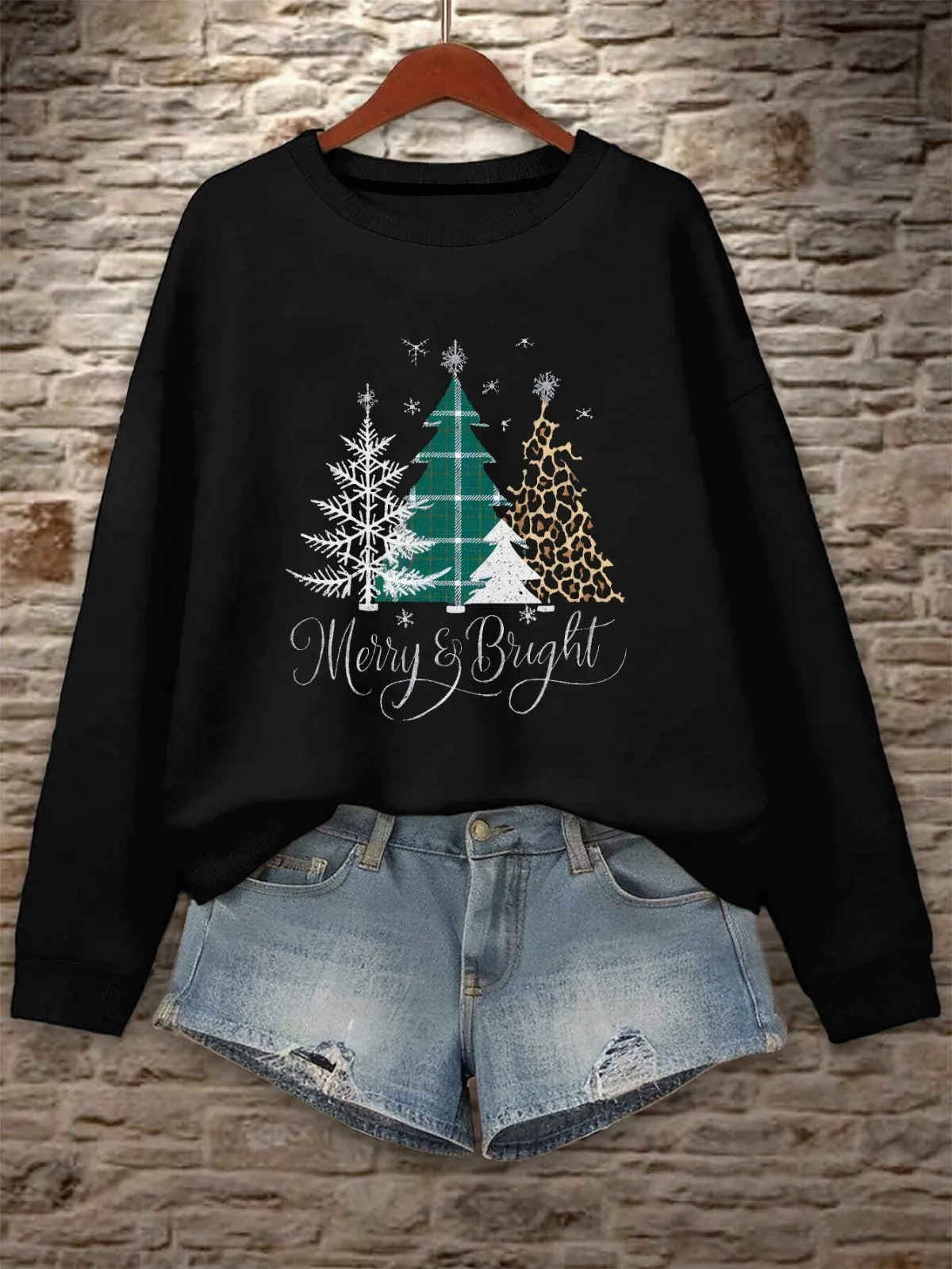 เสื้อฮู้ดพิมพ์ลายต้นคริสต์มาสและเกล็ดหิมะแฟชั่นลำลองสำหรับผู้หญิง คอกลมสวมใส่สบาย เหมาะสำหรับเป็นของขวัญวันหยุด