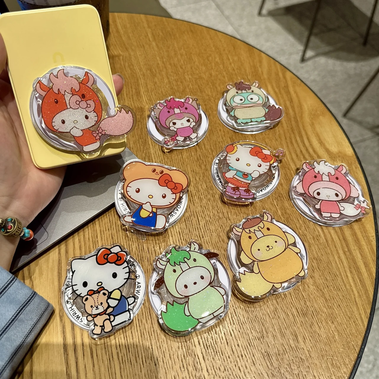 

Подарки, которые понравятся девушкам: подставка для телефона в стиле аниме, чехол для iPhone с Hello Kitty, чехол с мультяшным персонажем Hangyodon, Magsafe — незаменимый аксессуар для геймеров, милый и стильный.