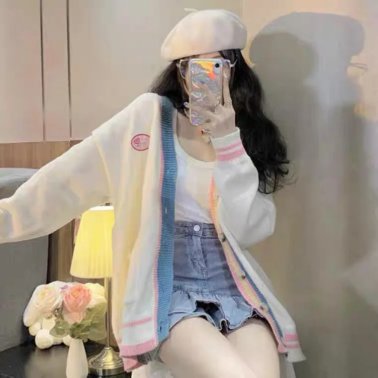 

Свободный вязаный кардиган с V-образным вырезом для женщин, модный, в университетском стиле, повседневный, универсальный, осень 2024, новинка