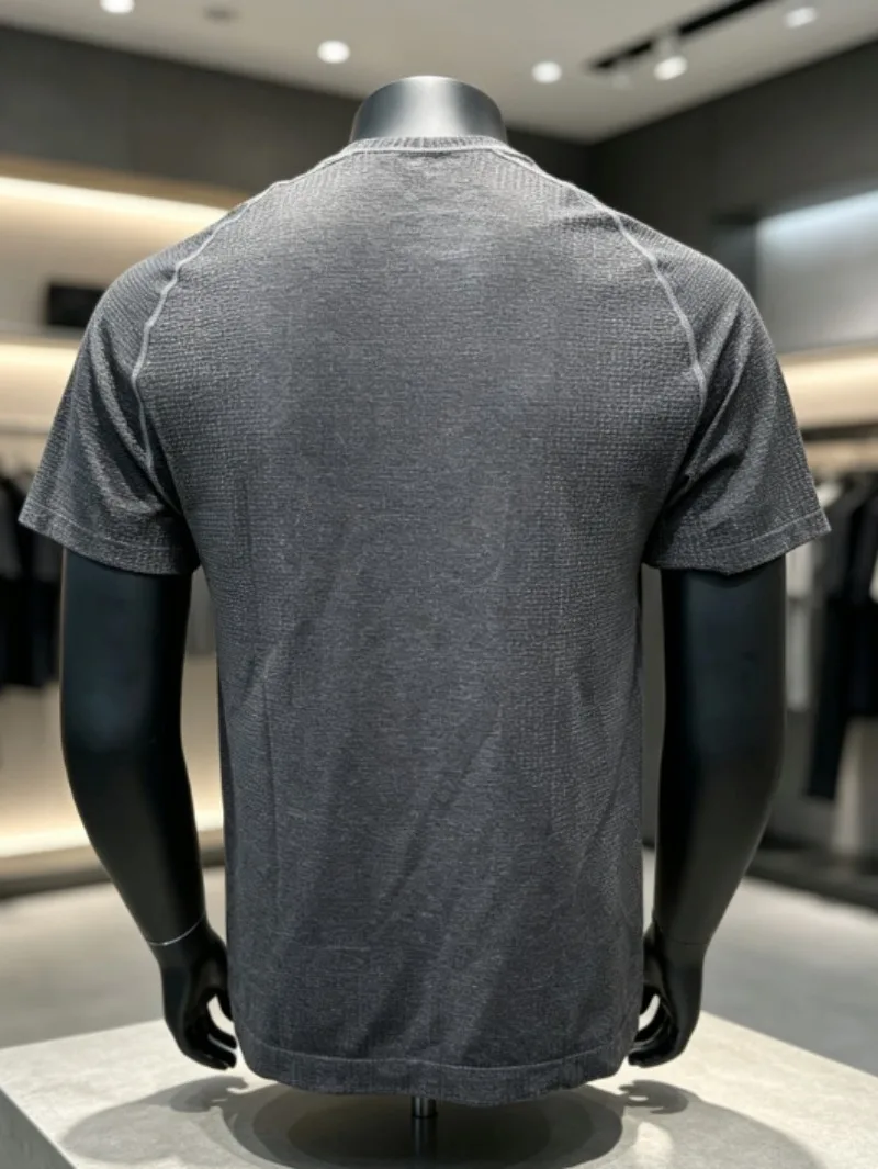 Quick-dry outdoor sports casual T-shirt for men women, breathable textured comfort gym fitness top with durable fabric.