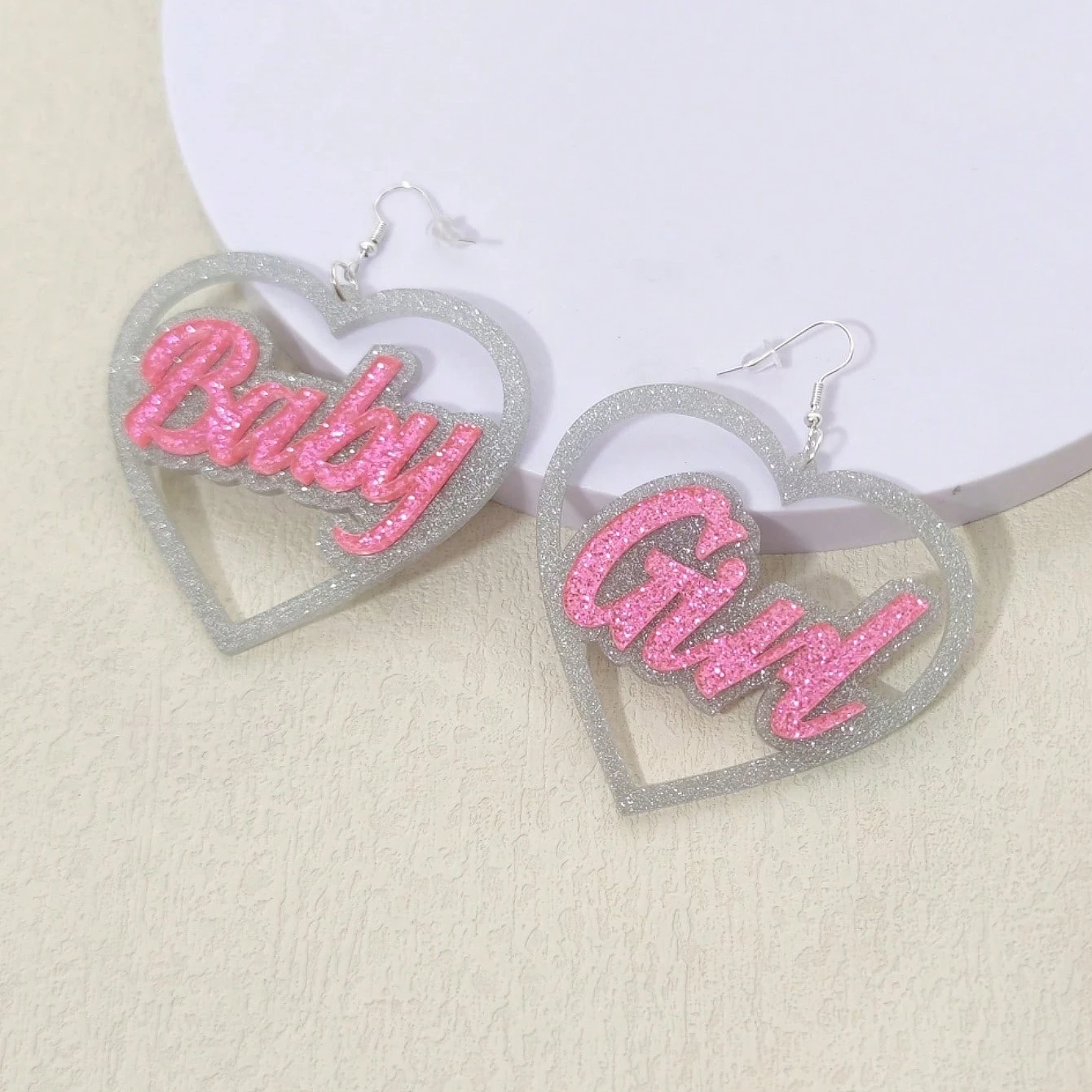 KUGUYS Herzförmige Babygirl-Babydoll-Ohrringe für Damen, glitzernder Acryl-Schmuck, Accessoires für Musikfestivals – Detail 9