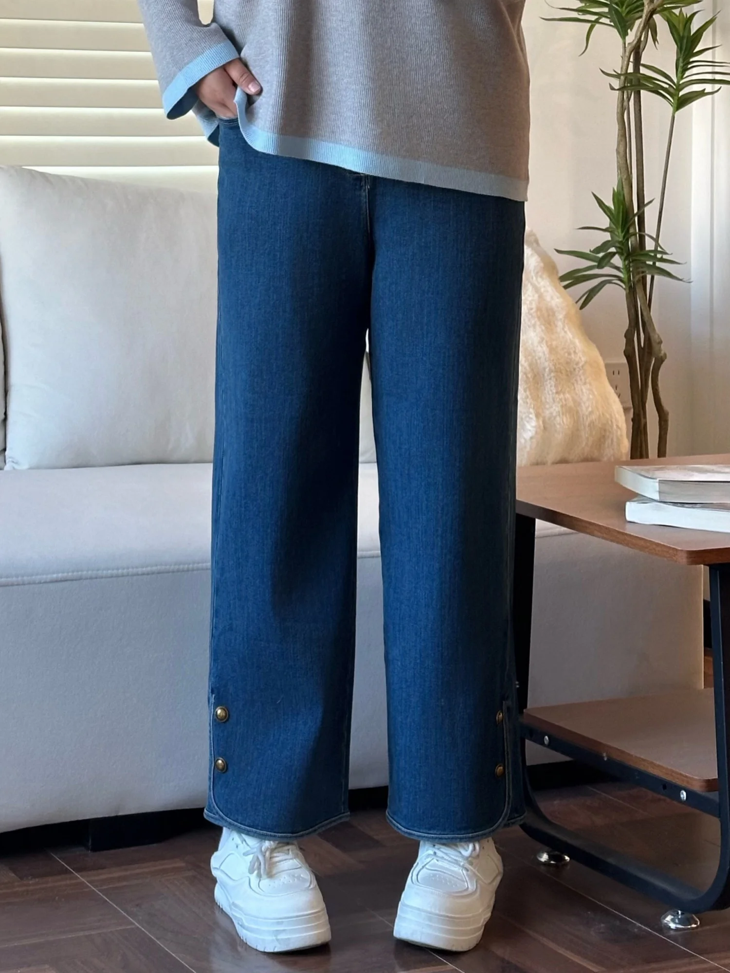 

Джинсы с высокой талией и прямыми штанинами больших размеров для женщин: модные, стройнящие, струящиеся, универсальные брюки с широкими штанинами для повседневной носки.