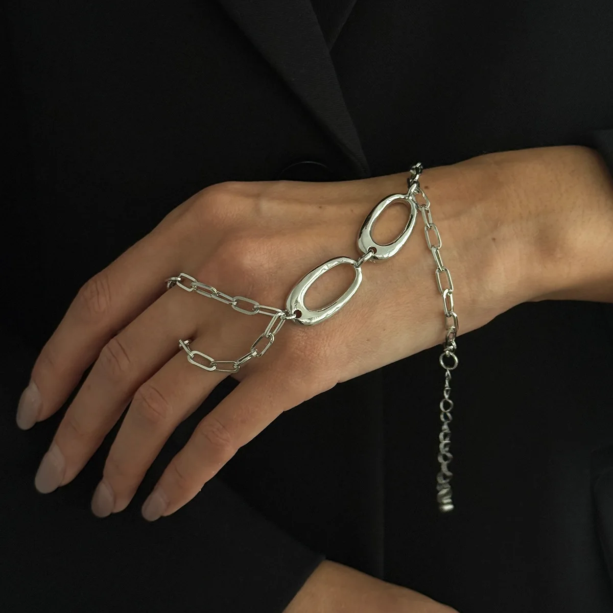 

Minimalist Hollow O-Shaped Geometric Charm Bracelet Women Fashion Irregular Elliptical Cuff Bracelet Daily Jewelry