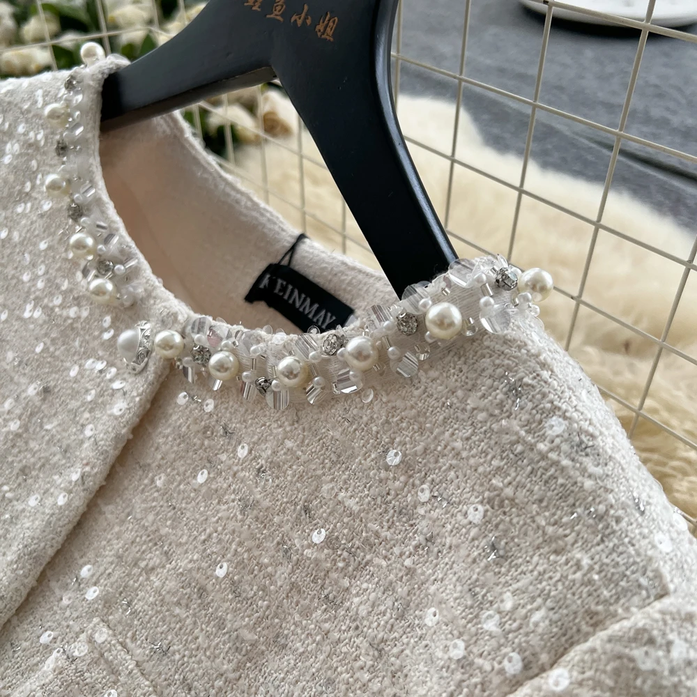 ALPHALMODA 2025, สไตล์ฝรั่งเศส, งานประณีต, คอเสื้อทรงกลมประดับลูกปัด, เสื้อแจ็คเก็ตปักเลื่อมแขนยาว, กระโปรงตาข่ายทรงพอง, ชุดสูทหรูหรา