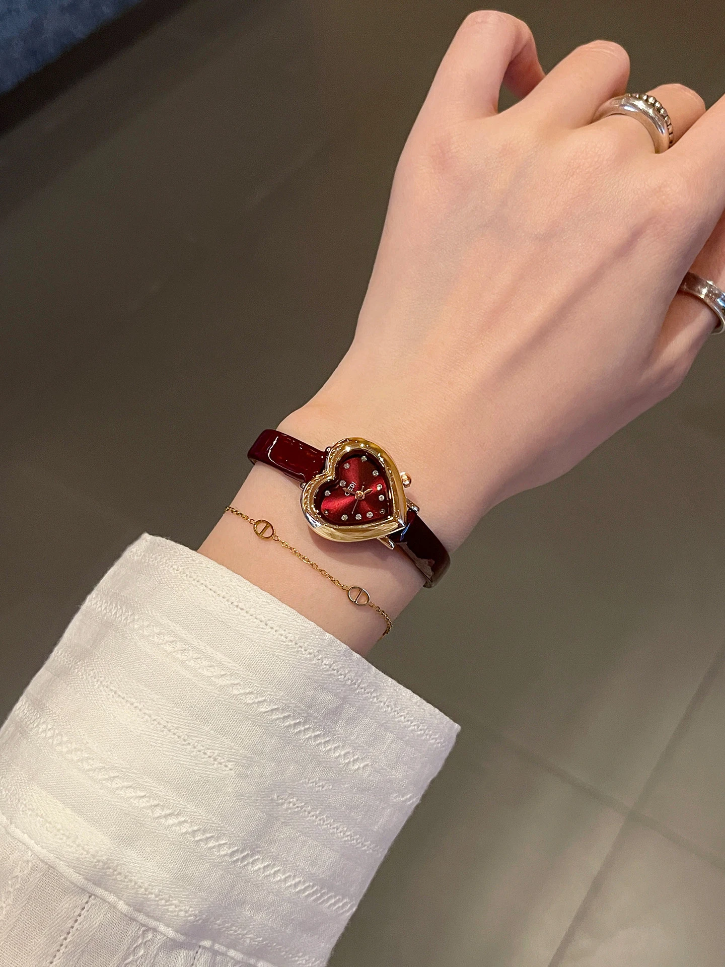 Jam Tangan Mewah Ringan untuk Wanita Jam Tangan Modis Wanita Dial Berbentuk Hati Tali Kulit Tahan Air Jam Tangan Kuarsa Hadiah