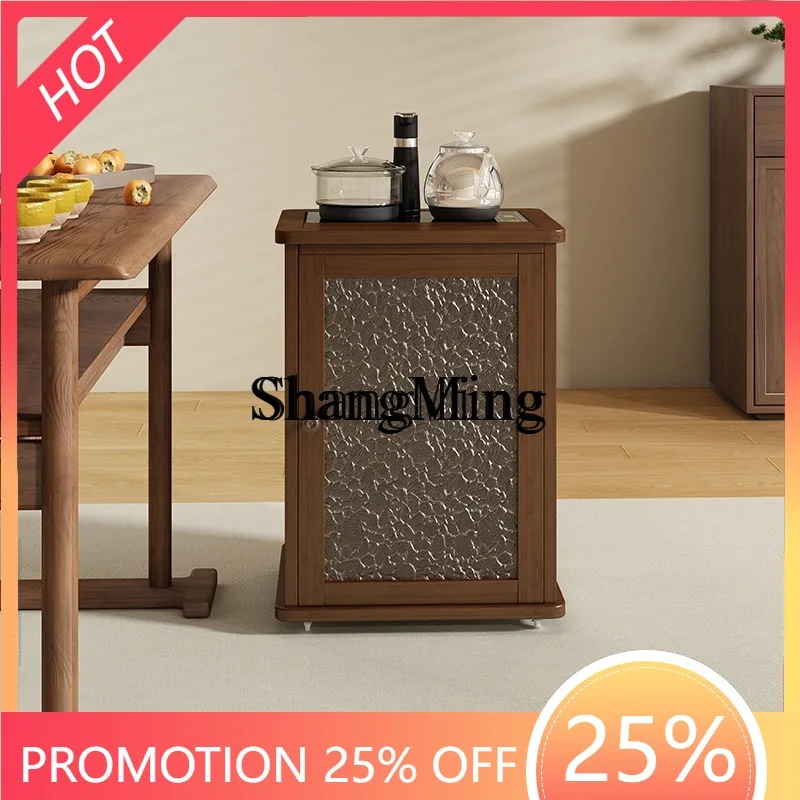 รถเข็นชาเคลื่อนที่ CL ขนาดเล็ก วางอยู่ในมุมห้องนั่งเล่น พร้อมเครื่องชงชาในตัวและกาต้มน้ำ