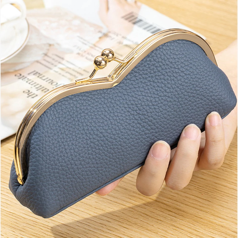 Nuevo Estuche para gafas de cuero genuino, bolsa de almacenamiento para gafas de sol de nicho con hebilla de beso, estuche para gafas de sol y lápices de cejas para mujer
