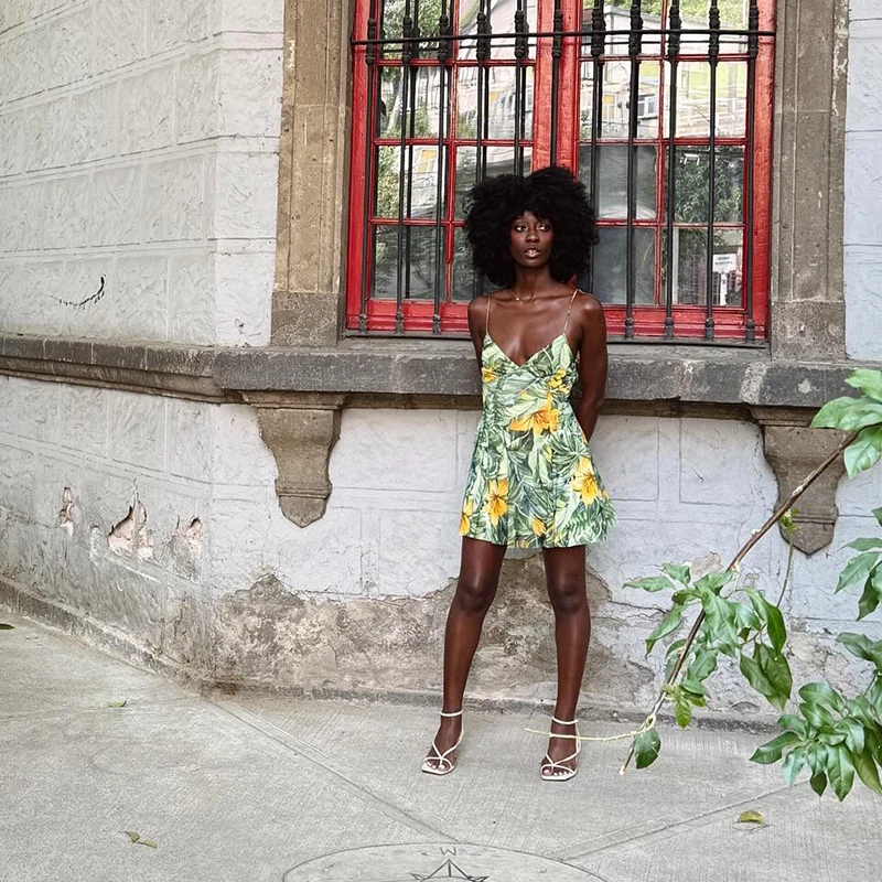 Kwiatowy nadruk bez pleców sznurowana sukienka na ramiączkach dekolt w serek bez rękawów cały mecz wakacje krótka sukienka plażowa letnie ubrania damskie 2025 nowość