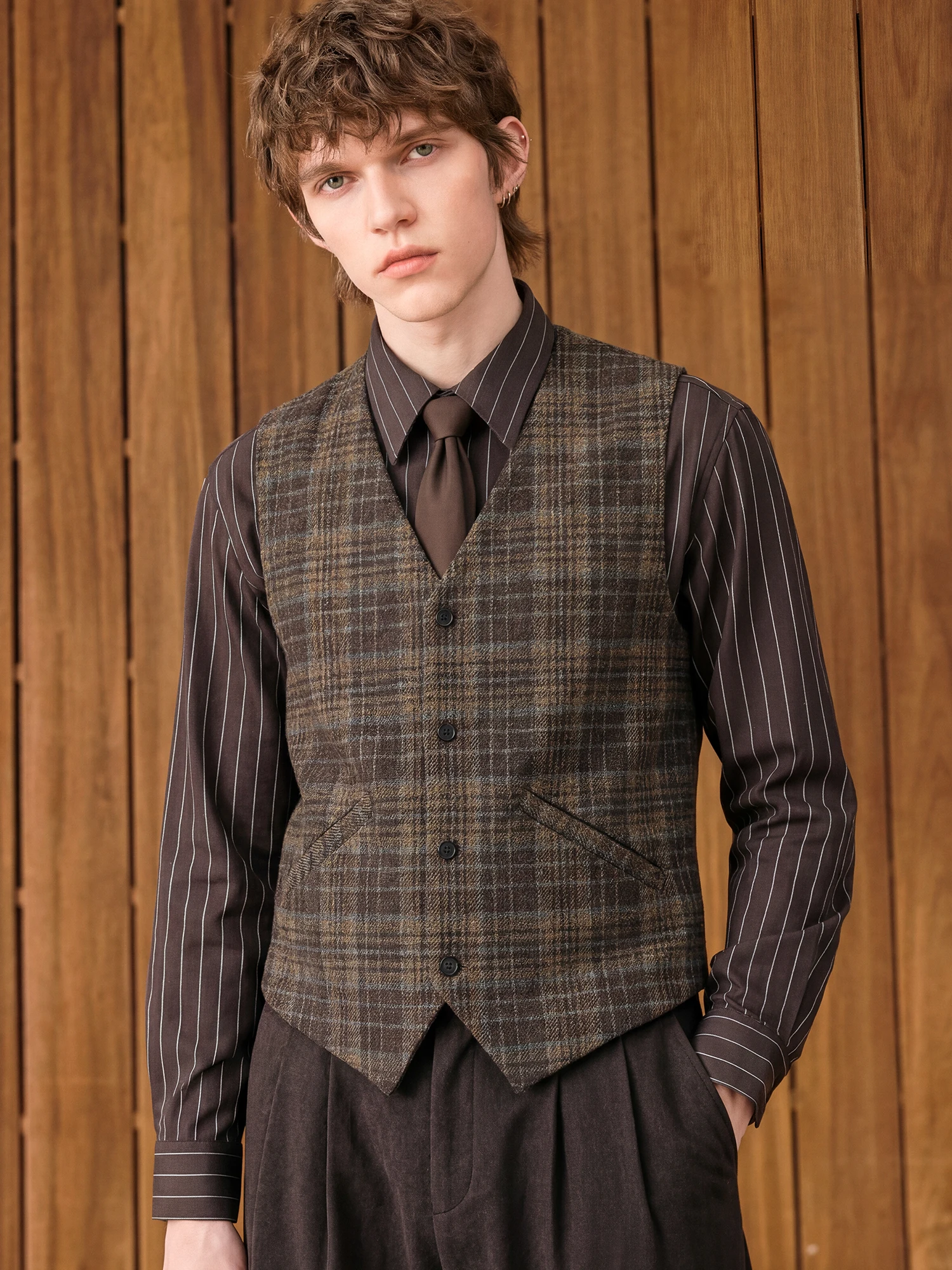 Retro Plaid V-Neck Vest Unisex Breathable Casual Sleeveless Innerwear for Spring Autumn Standard Fit Business Casual Style