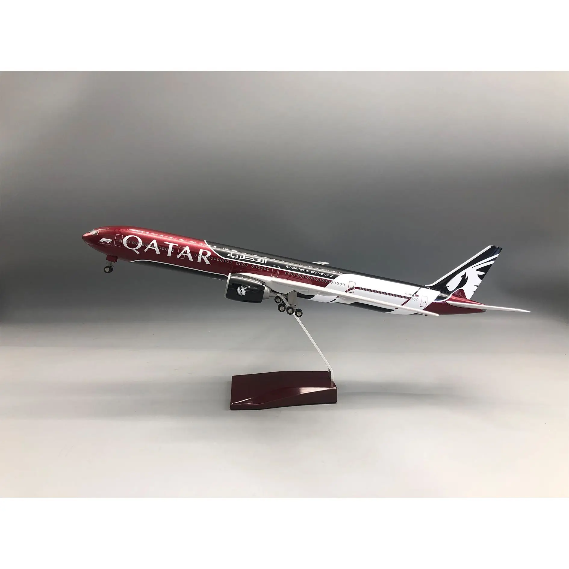 Diecast Resin plane Model Qatar B777-300 1/150 scale plane with Stand for Aviation Enthusiasts Gifts or Display Decorations