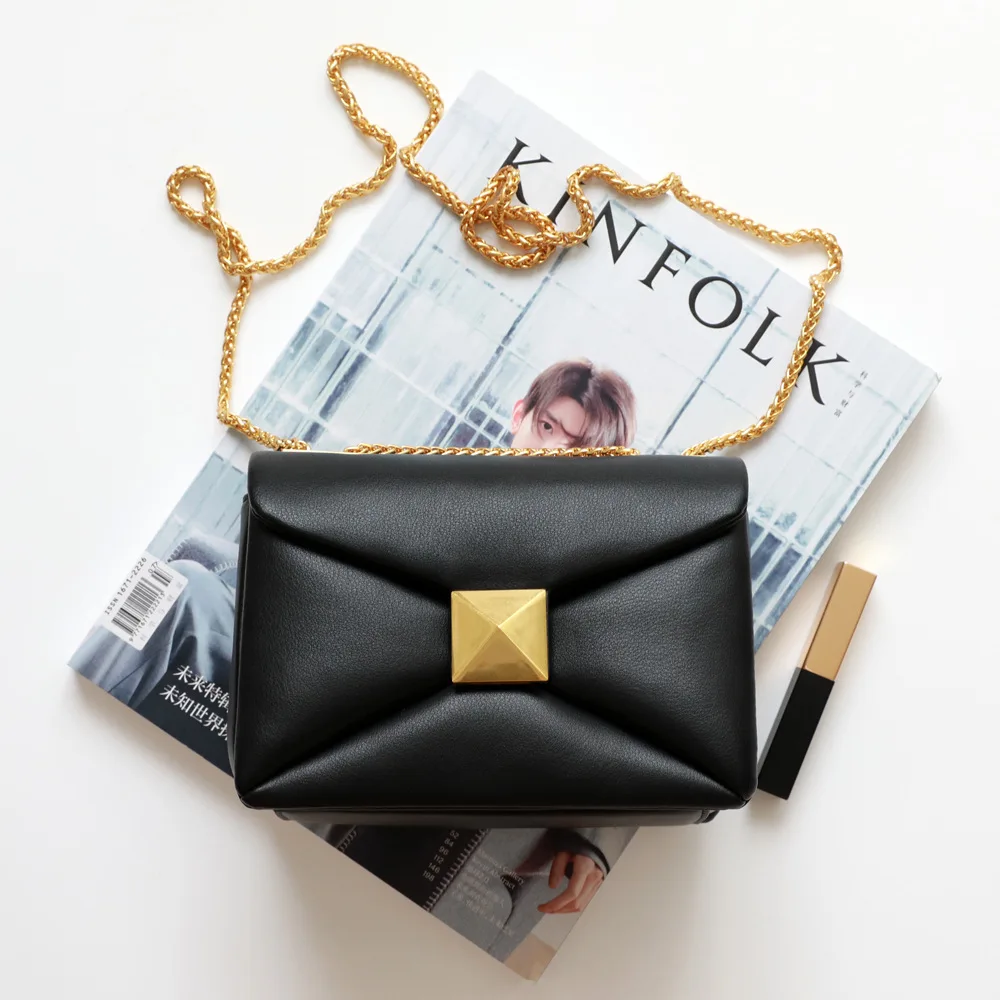 

Новая женская сумка 2026 года: ромбовидная цепочка, крупные заклепки, маленькая квадратная сумка через плечо, повседневная, универсальная