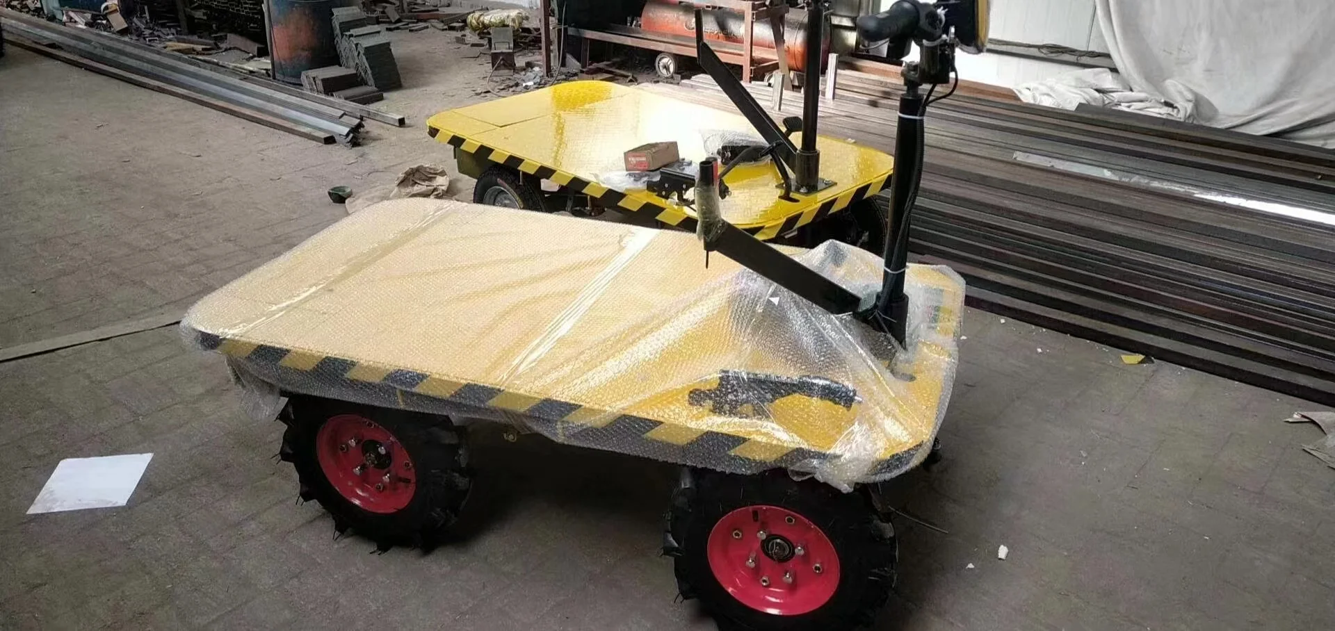 Wózek elektryczny czterokołowy do magazynu 800KG-1000KG Elektryczny transporter płaskowy Czterokołowy elektryczny wózek transportowy